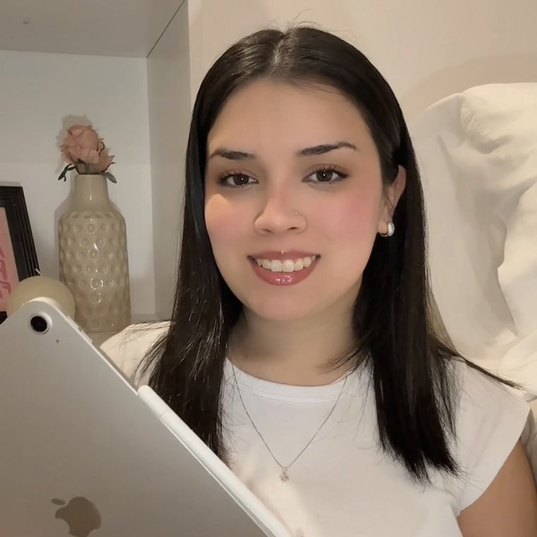 Valen con su iPad, diseñadora gráfica y community manager