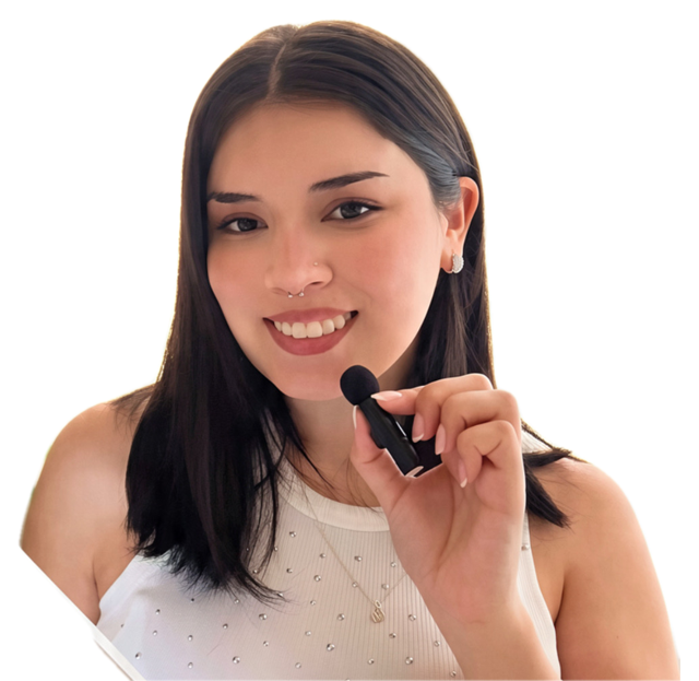 Valen, de Ilustravg, sonriendo con un micrófono